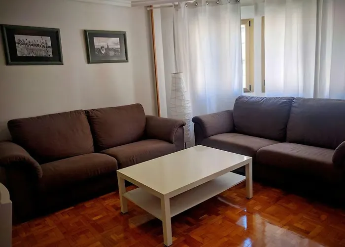 A Pocos Minutos Del Centro Con Parking Gratis En El Edificio Nº Registro Vu-74